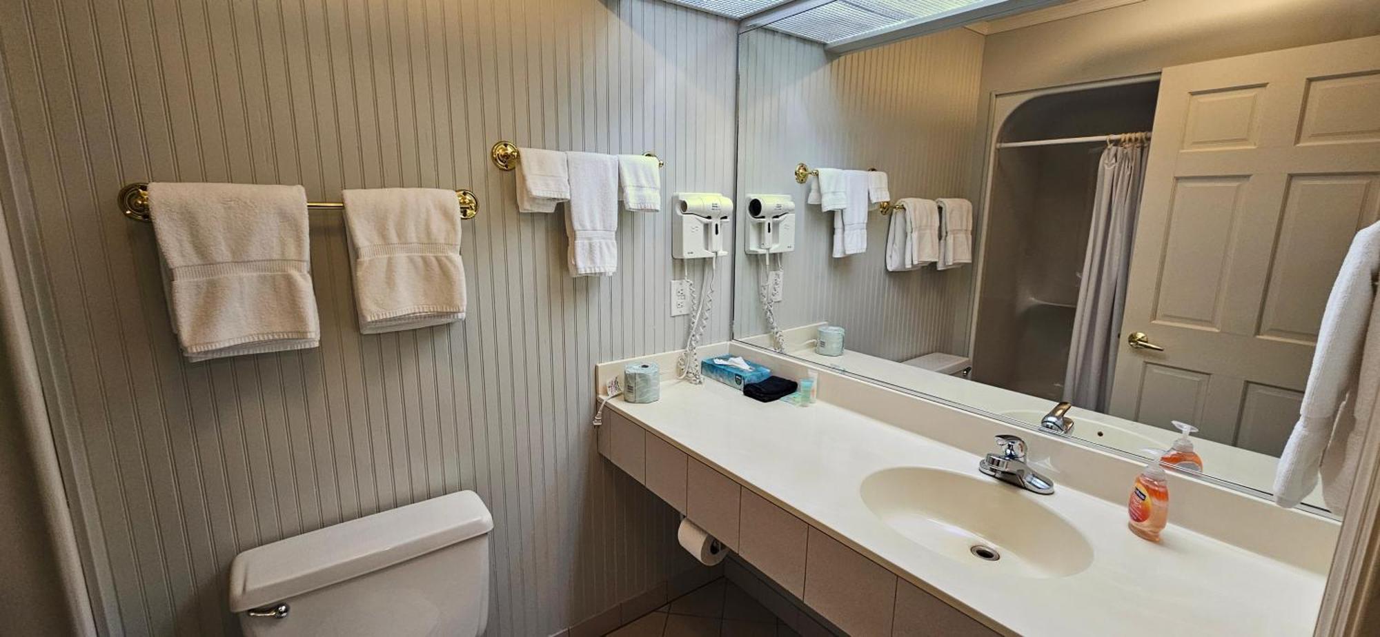 Chequamegon Lake Superior Lodge ベイフィールド エクステリア 写真