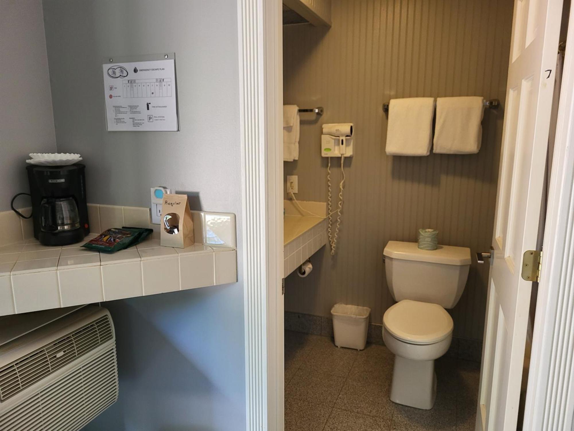 Chequamegon Lake Superior Lodge ベイフィールド エクステリア 写真